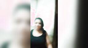 Jipsa Bigam pyszni się swoim gorącym pępkiem i piersiami w czarnej koszulce na youtube 3 / min 20 sec