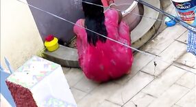 아줌마는 젖은 야생에서 욕조를 입고 있는 동안 빨간 잠옷 0 최소 0 초