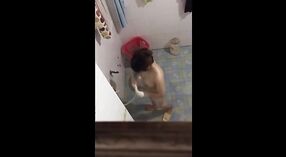 College meisjes nemen een douche in geheim Camera 2 min 00 sec