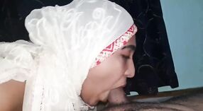 Gadis Muslim berhijab memberikan blowjob sensual 1 min 10 sec
