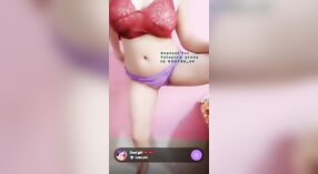 Desi girl's big boobs recebem a atenção que merecem em vídeo premium 2 minuto 00 SEC