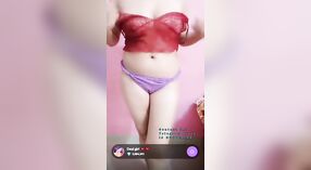 Desi girl's big boobs recebem a atenção que merecem em vídeo premium 3 minuto 40 SEC