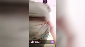 Desi girl's big boobs recebem a atenção que merecem em vídeo premium 0 minuto 40 SEC