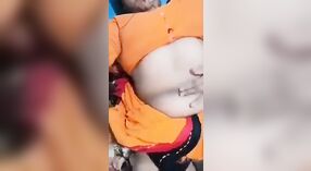 Infeliz Pahi Bhabi se masturba com o dedo 1 minuto 40 SEC