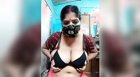 Aunty Desi met massief borsten in een heet Video 1 min 50 sec
