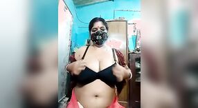 Aunty Desi met massief borsten in een heet Video 2 min 20 sec
