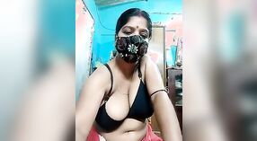Tante Desi mit Massiven Brüsten in einem Heißen Video 3 min 50 s