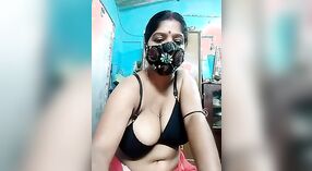 Aunty Desi met massief borsten in een heet Video 5 min 20 sec