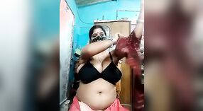 Aunty Desi met massief borsten in een heet Video 5 min 50 sec