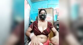 Aunty Desi met massief borsten in een heet Video 0 min 0 sec