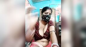 Tante Desi mit Massiven Brüsten in einem Heißen Video 0 min 50 s