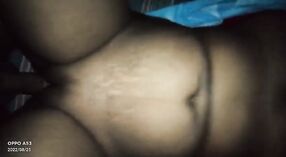 Desi stepsister ottiene giù e sporco in Hindi video porno 1 min 40 sec