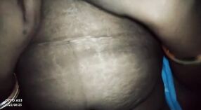 Desi stepsister ottiene giù e sporco in Hindi video porno 2 min 50 sec
