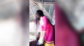 Eine Dorffrau gönnt sich dampfendes Melken 1 min 40 s