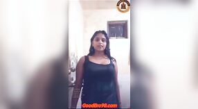 Video mandi seluruh tubuh eksklusif yang menampilkan Ayushi Bhagat, sang influencer 0 min 0 sec