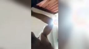 Giovane coppia gode suono durante hotel vacanza 1 min 00 sec