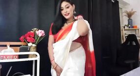 Chica linda y sexy en un sari naranja vive una vida caliente 0 mín. 0 sec