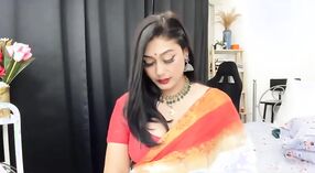 Süßes und sexy Mädchen in einem orangefarbenen Sari lebt ein heißes Leben 3 min 50 s