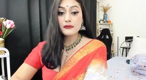 Fille mignonne et sexy dans un sari orange vit une vie chaude 5 minute 00 sec