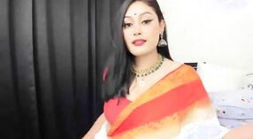 Süßes und sexy Mädchen in einem orangefarbenen Sari lebt ein heißes Leben 6 min 10 s