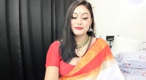 Fille mignonne et sexy dans un sari orange vit une vie chaude 7 minute 20 sec