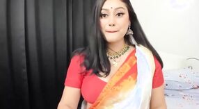 Fille mignonne et sexy dans un sari orange vit une vie chaude 8 minute 30 sec