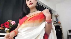 Fille mignonne et sexy dans un sari orange vit une vie chaude 10 minute 50 sec