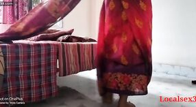 Возбужденная индийская мамочка шалит в специальной комнате для ХХХ 2 минута 00 сек