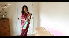 Hintli hizmetçi, sapıkça bir rol yapma oyununda yaramaz bir ev hanımı rolünü oynuyor 0 dakika 0 saniyelik