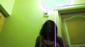 Vídeo pornográfico HD de Priyanka Mehta: uma sessão de masturbação Sensual 2 minuto 20 SEC