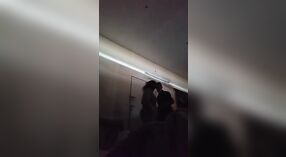 Bhabhi insatisfecho tiene una cogida rápida con Nefi en la tienda 0 mín. 40 sec