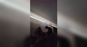 Bhabhi insatisfecho tiene una cogida rápida con Nefi en la tienda 1 mín. 10 sec