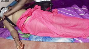 A dona de casa indiana é fodida pelo seu servo em várias posições após uma massagem de Corpo Inteiro 1 minuto 20 SEC