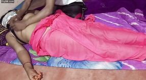 A dona de casa indiana é fodida pelo seu servo em várias posições após uma massagem de Corpo Inteiro 2 minuto 20 SEC