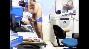 山のムンバイのオフィスで上司との秘密のセックス 9 分 40 秒