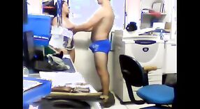 Heimlicher Sex mit einem Chef in einem Büro in Mumbai in den Bergen 11 min 00 s