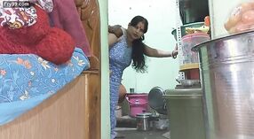 Desi bhabhi i jej mąż mają namiętny seks na stojąco 2 / min 40 sec