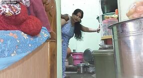 Desi bhabhi et son mari ont des relations sexuelles passionnées debout 2 minute 40 sec