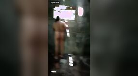 Bibi dengan vagina yang lucu dan ceria dalam film porno desi 1 min 00 sec