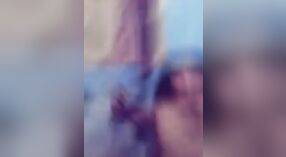 Chica Gimiendo Se Masturba con Mano Grande y Bolígrafo en Video Húmedo 5 mín. 20 sec