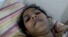 귀여운 인도의 아름다움은 그녀의 엉덩이를 두드리고 침대에서 5 최소 20 초