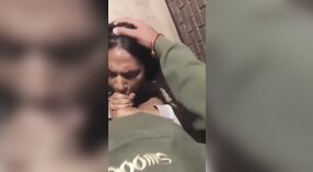 Desi faculdade menina com escuro pele dá uma boquete e recebe esperma ligar dela face 2 minuto 20 SEC
