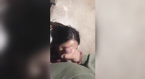 Gadis perguruan tinggi Desi dengan kulit gelap memberikan blowjob dan menerima air mani di wajahnya 2 min 40 sec