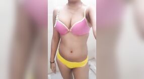 Fawiza exhibe ses gros seins et sa chatte serrée 1 minute 20 sec