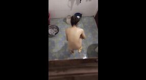 Üniversiteli Kızlar Odalarında Duş Alıyor 1 dakika 00 saniyelik