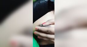 Piękny Bengal dziewczyna pyszni jej krzywe w a steamy wideo 0 / min 40 sec