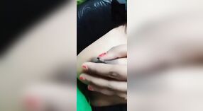 Đẹp Bengal cô gái flaunts cô ấy curves trong một steamy video 0 tối thiểu 40 sn