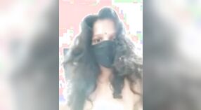 Solo Hintli kadın çıplak vücudunu gösterir ve kameraya işer 4 dakika 20 saniyelik