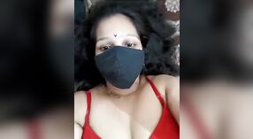 Одинокая индийская леди демонстрирует свое обнаженное тело и писает на камеру 6 минута 20 сек