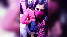 Kajal's Lesbian Show: um vídeo de câmara quente 17 minuto 50 SEC
